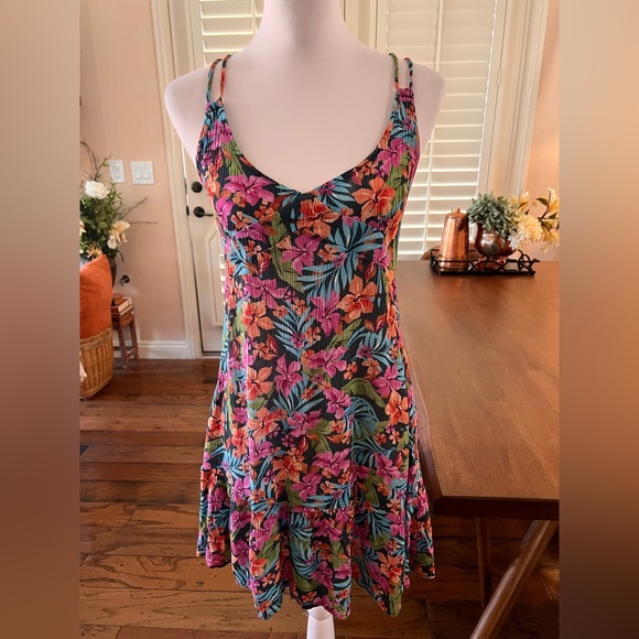 Lucky Brand Women's Standard Vibrant Beach Dressfloral Designs. Size M - Picture 4 of 10